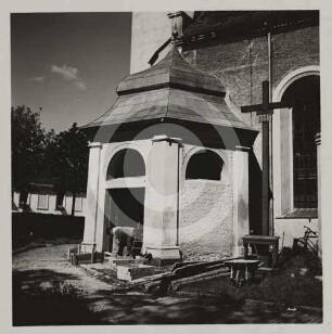 Totenkapelle bei der katholischen Kirche Protzan