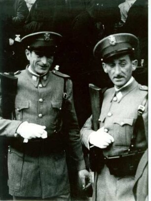 Kasernierte Bereitschaftspolizei Guardia Civil und Capuchones im Hintergrund, vereint zur Semana Santa, Tarragona