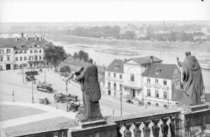 Dresden-Altstadt. Blick von der Katholischen Hofkirche nach Nordwesten gegen das Hotel Bellevue und Helbig's Etablissement (Altes Italienisches Dörfchen)