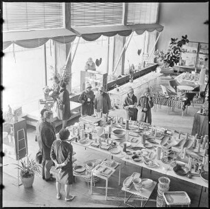 Kundinnen im Kunstgewerbegeschäft 'Kunst im Heim', Dezember 1965. SW-Foto © Kurt Schwarz.