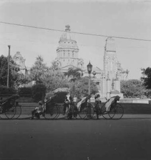 Durban Townhall : Das Rathaus von Durban mit Rikschas davor.