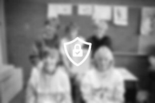 Erich-Kästner-Schule: Klassenraum: Vizemeisterinnen [Name maskiert] [Name maskiert] [Name maskiert] [Name maskiert] Stöhr und [Name maskiert] der Mädchenmannschaft mit Urkunde der Landesmeisterschaften der Sonderschulen in Schleswig-Holstein
