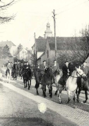 Osterreiter in Ostro : Gesellschaftliche Volkskultur - Frühling. Ort: Wotrow / Ostro. Saatreiten bzw. Reiten um die Fluren in Ostro, am Ostersonntag früh um 5 Uhr.