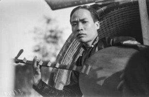 Mann beim Musizieren (Deutsche Ostasien-Expedition 1937/1939)