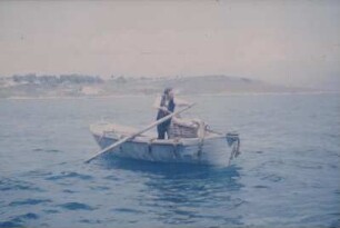 Reisefotos. Ruderboot vor einer Küste