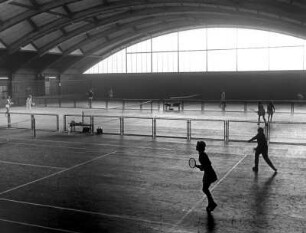 Freizeitsport Hallentennis. Es wird fleißig trainiert