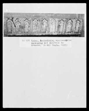 Sarkophag mit den Aposteln in Arkaden