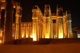 Luxor - Beleuchteter Tempel : Luxor-Tempel, abendliche Beleuchung, Blick von der Corniche, aufgenommen 2006 in Luxor