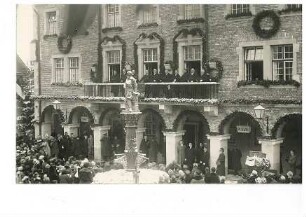 Einweihung des neu erbauten Ratshauses in Sigmaringen; Menschenmenge vor dem Rathaus, Redner und weitere Personen auf dem Balkon des Rathauses