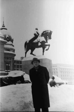 Bukarest: Mann im Schnee vor Carol I.-Denkmal