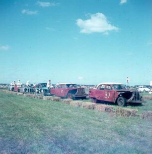 Holland. Autocrossveranstaltung. Alle teilnehmenden Fahrzeuge drehen vor dem Rennen eine Ehrenrunde