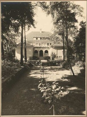 Landhaus Cohn, Doppel-Villa, Hubertusbader Straße, Berlin-Grunewald: Aussenaufnahme Blick vom Garten auf Eingangsseite des Hauses