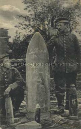 Soldaten mit Granaten und einer Fliegerbombe