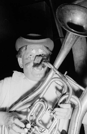 Portrait eines Clowns mit Blasinstrument im Volkseigenen Circus Aeros