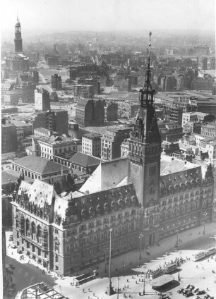 Hamburg-Altstadt. Blick von der Hauptkirche St. Petri auf das Hamburger Rathaus mit dem Rathausplatz.
