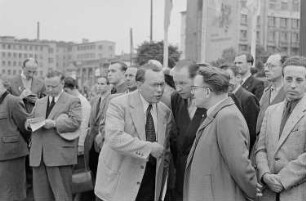 Menschen bei einer Demonstration auf dem Karl-Marx-Platz