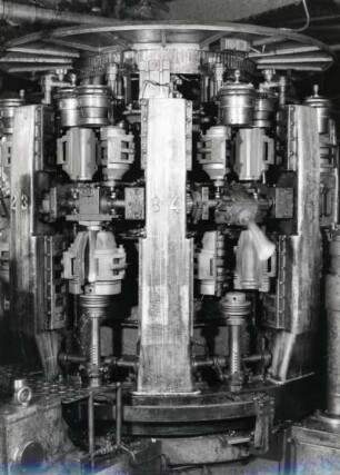 Freital, Dresdner Straße 136. Glashütte Freital. Werkhalle. Glasproduktion. Produktionsanlage. Detail: Mechanik