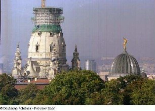 Ausstellungsgebäude des Sächsischen Kunstvereins : Blick aus der 12. Etage des Hotels "Am Terrassenufer" gegen Frauenkirche (Laterne eingerüstet) und Kuppel des Ausstellungsgebäudes des Sächsischen Kunstvereins