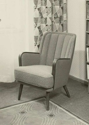 Sessel : Sessel (1956; Polstermöbelkombinat Rabenau-Oelsa) in Ausstellungskoje