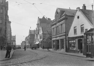 Straße : Blick in eine Straße einer Stadt mit Straßenbahn
