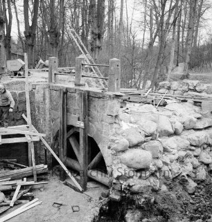 Brücke des Mühlenredder über dem Abfluss des Schlossgrabens: Renovierung: Seitenansicht von Süden: kein Durchfluss: freigelegtes Gewölbe: Gerüst, Arbeiter, Baumaschinen