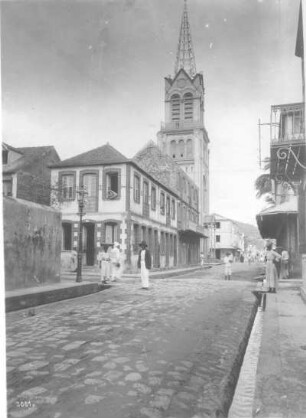 Fort de France (Martinique). Straßenszene mit Kirche, davor Touristen und Einheimische