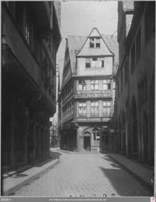 Saalgasse 29 von Westen, links 40-38, rechts 32-33 (Saalhof) von Westen