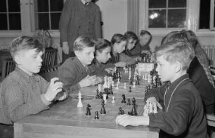 Zentralhaus der Jungen Pioniere : Jungen beim Schach spielen