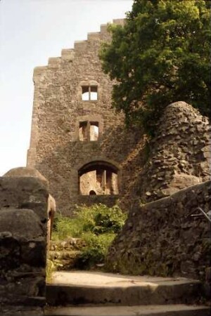 Geroldseck: Burgruine vom Zugang her