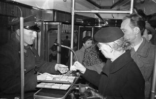 Fahrkartenverkauf in den neuen Großraumwagen der Straßenbahn.