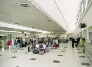 Dresden-Klotzsche, Flughafenstraße. Flughafen Dresden. Terminal 2. Wartende am Check in-Schalter