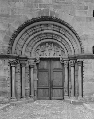 Westportal: Marienkrönung