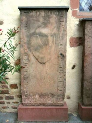 Ansicht von Süden - Langhaus-Grabstein (teils verwittert) mit Umschrift wohl Jahr 1309