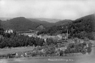 Die Pilz-Fabrik und Teil des Bahnhofs (Blick talwärts) : Bildmitte: Schulgebäude