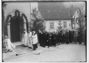 Primizfeier Eisele in Sigmaringen 1931; Prozession bei der Katholischen Kirche; im Mittelpunkt Geistlichkeit, davor weißgekleidetes Primizbräutchen