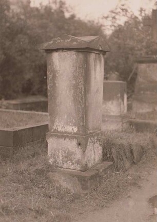 Dresden, Eliasfriedhof. Grabmal einer/s Unbekannten. Block mit Giebeldach in Kreuzform