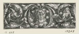 Ornament mit Brustpanzer, Maske und Tierschädel