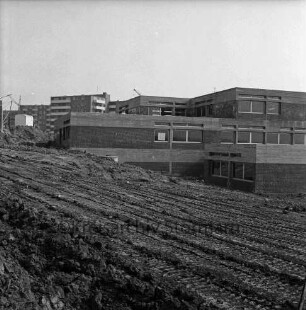 Grund- und Hauptschule am Masurenweg: Masurenweg: Neubau: Schulgebäude vor Fertigstellung: vorn unbefestigtes Gelände: hinten links Wohnblocks: 24. März 1973