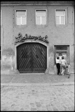 Zwei Jungen am Kino "Lichtspiele"