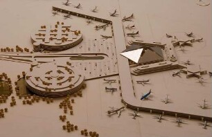 Schneider - Esleben, Paul; Köln - Porz, Wahner Heide; Flughafen Köln-Bonn, Erweiterung 'Airportcenter Pentastern' - Modell Erweiterung Abfertigungsgebäude Variante "Seestern"