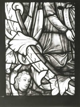 Bad Wilsnack. Wunderblutkirche St. Nikolai. Maria von Engeln umgeben, Detail: Gewand des linken Engels, Glasmalerei