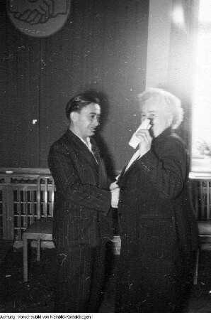 Parteidokumente an Landesleitung, 26. September 1951 & Tagung der Landesleitung der SED, Übergabe der neuen SED-Parteidokumente, 1951