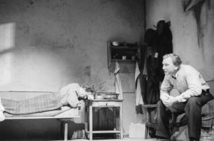 Szenenbilder aus dem Stück "Julius Fucik" von Juri Burjakowski am Deutschen Theater Berlin : Szene mit Ernst Busch als Julius Fucik (links)