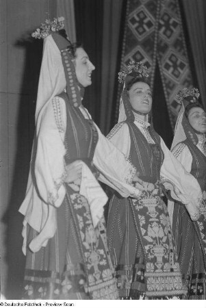 Tänzerinnen eines bulgarischen Ensembles in Tracht