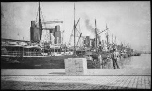 Stettin. Im Freihafengebiet, mit Schiffen