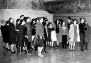 Besuchergruppe im Pergamonsaal im Rahmen einer Führung durch die Antikensammlung im Pergamonmuseum, geleitet von der kommissarischen Direktorin der Antikensammlung Elisabeth Rohde