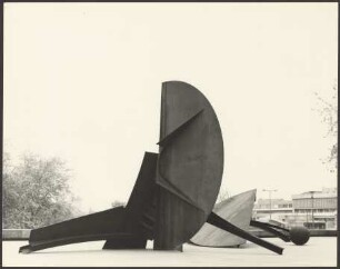 Bernhard Heiligers zweiteilige Skulptur „Tag und Nacht“ vor der Berliner Nationalgalerie