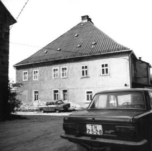 Bergen. Ehem. Herrenhaus (17.-19. Jh.). Straßenansicht von Süden