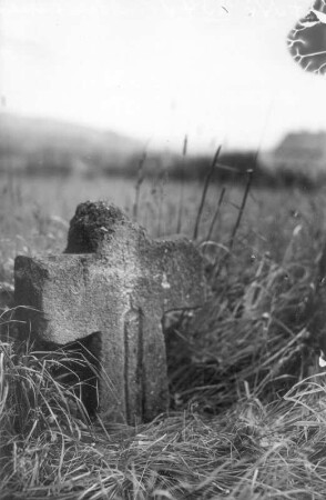 Tatzenkreuz mit Ritzzeichnung einer Kerze (K 77) an der Weggabel zwischen Fischheim und Steudten