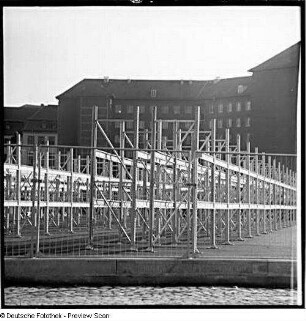 Dresden-Altstadt, Neumarkt. Regallager für geborgene Steine der Ruine der Frauenkirche während ihrer archäologischen Enttrümmerung